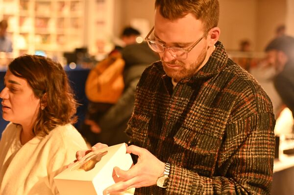 На фото: посетители Рождественской ярмарки мигрантов в Вильнюсе. - Sputnik Литва