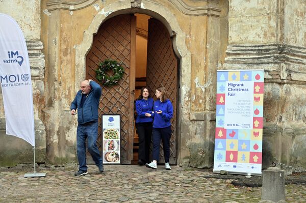 Мероприятие было организовано в социальном ресторане Pirmas Blynas (Первый Блин), расположенном в костеле Пресвятой Девы Марии. - Sputnik Литва
