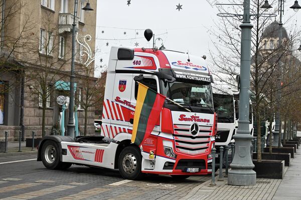 Перевозчики требуют от властей организовать скорейшее возвращение фур и выплатить компенсации участникам рынка компенсации, в том числе за простой, сорвавшиеся рейсы и неполученные доходы. - Sputnik Литва