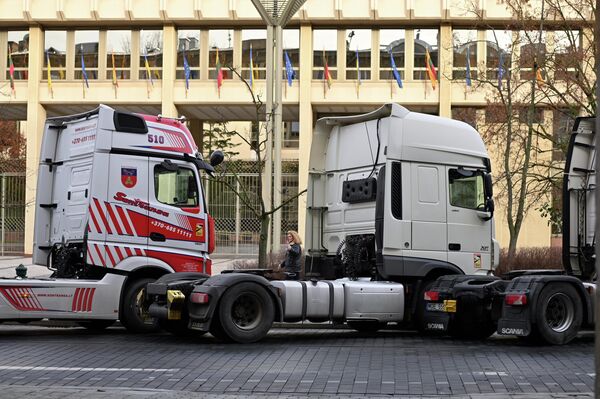 Утром в среду в центр Вильнюса приехали несколько десятков тягачей, а днем началась сама акция. - Sputnik Литва