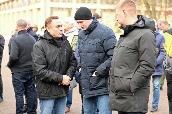 На фото: евродепутат от Литвы Пятрас Гражулис (слева) общается с протестующими у Сейма перевозчиками. - Sputnik Литва