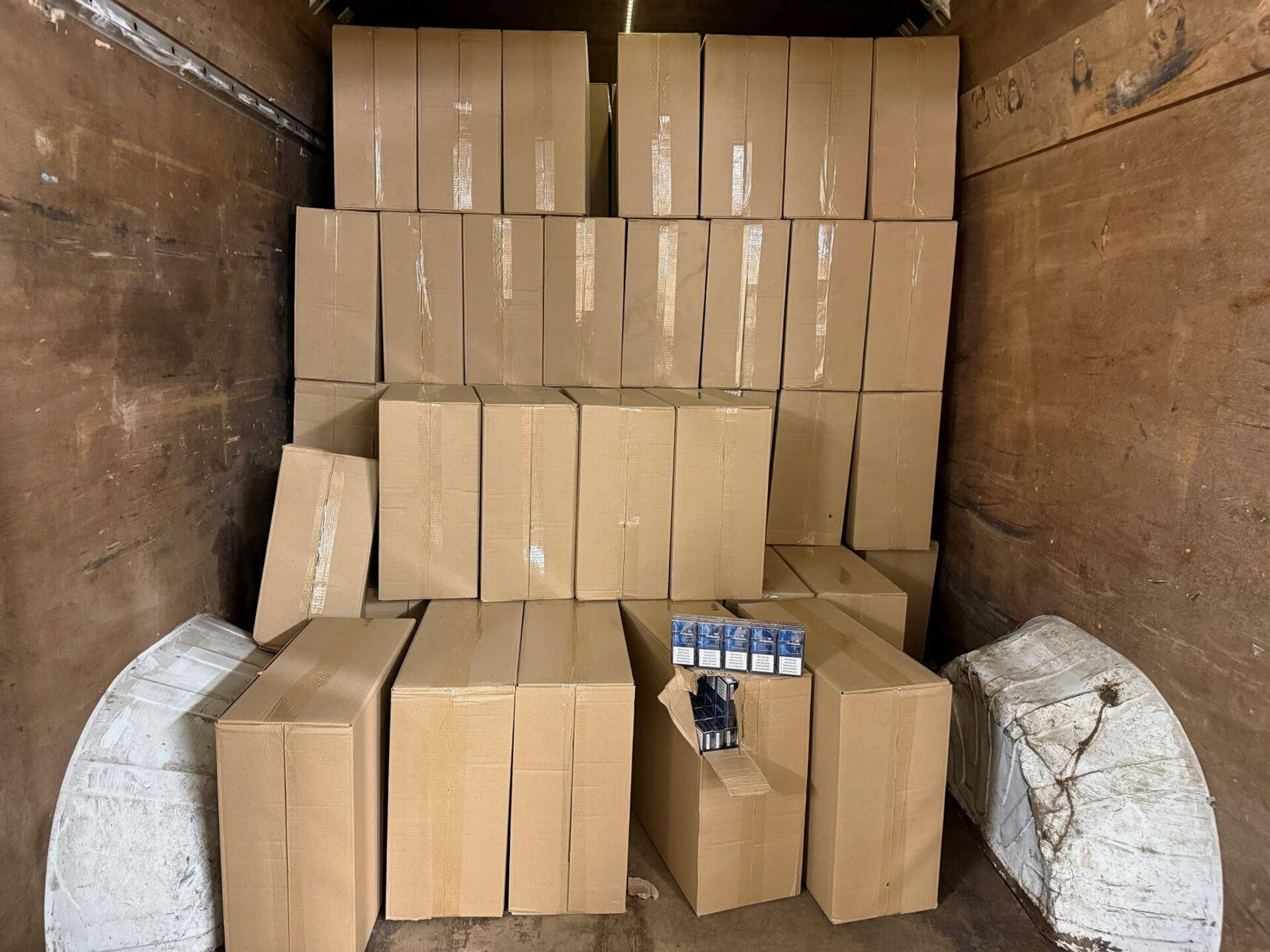 Коробки контрабандных сигарет - Sputnik Литва, 1920, 11.12.2025