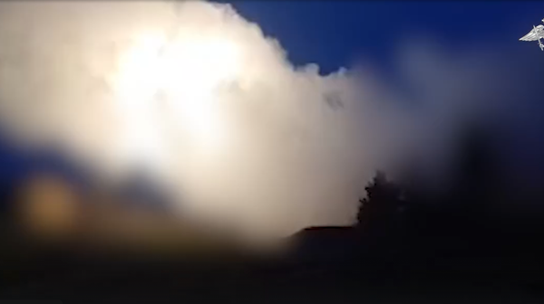 Артиллеристы ГрВ Восток громят позиции противника - Sputnik Литва