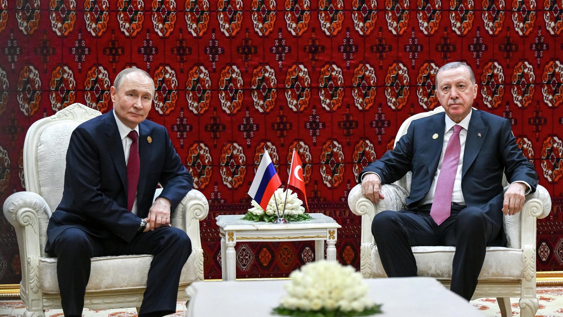 Президент РФ Владимир Путин и президент Турции Реджеп Тайип Эрдоган (слева) - Sputnik Литва, 1920, 12.12.2025