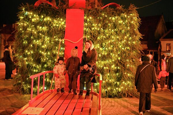 Весь день в сквере можно было услышать истории о зимних праздничных традициях из разных уголков мира от представителей национальных сообществ, проживающих в Вильнюсе. - Sputnik Литва