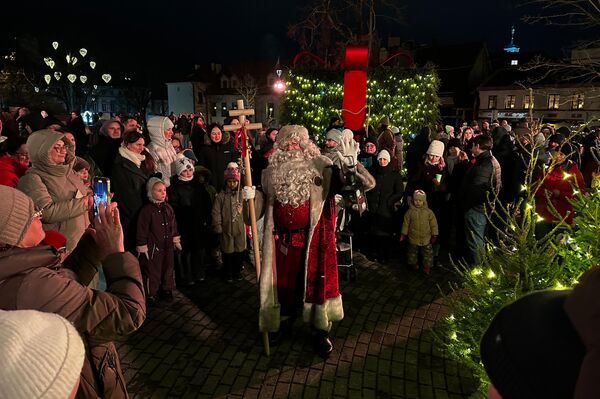 Специальную рождественскую валюту — красные сосновые шишки — жители и гости города могли обменять на вкусные напитки, сладкие лакомства или небольшие сувениры. - Sputnik Литва