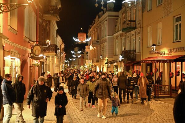 Первым обладателем рождественской валюты стал мэр Вильнюса Валдас Бенкунскас. После ответов на короткие вопросы о Рождестве мэр получил специальную сосновую шишку. - Sputnik Литва