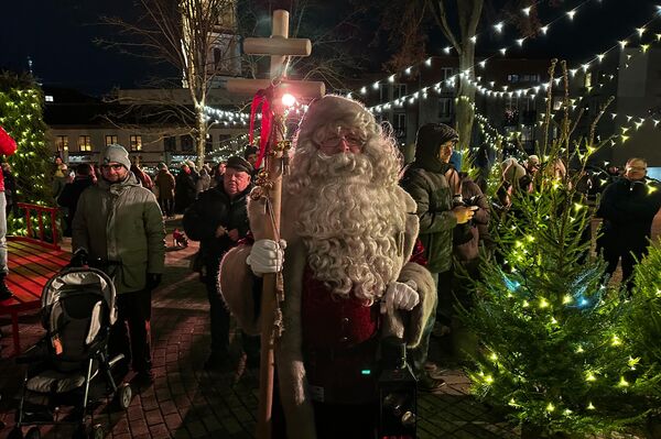 Много внимания привлекла Вильнюсская рождественская почта — сотни жителей и гостей города отправили поздравления своим близким за границу, а о доставке открыток адресатам позаботились городские эльфы. - Sputnik Литва