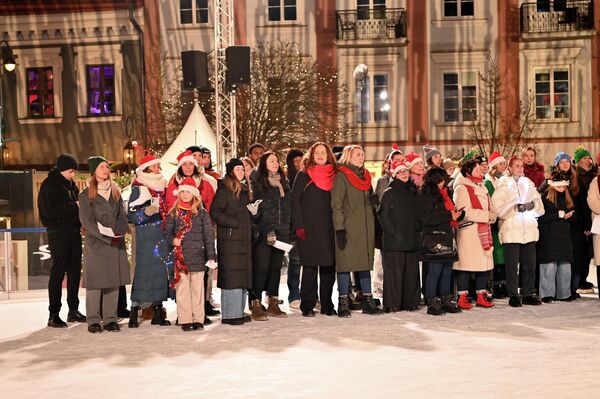В 10:00 раздался колокольный звон, тем самым символически ознаменовав начало празднования "Самого рождественского дня". - Sputnik Литва