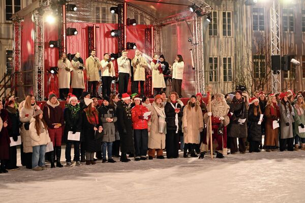 На фото: фрагмент выступления Рождественского хора на Ратушной площади - Sputnik Литва