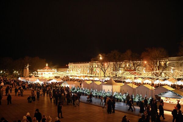 Жители и гости столицы Литвы могут прогуляться по украшенным улочкам Старого города, полюбоваться главной елкой страны на Кафедральной площади, посетить Рождественский городок возле главной елки. - Sputnik Литва