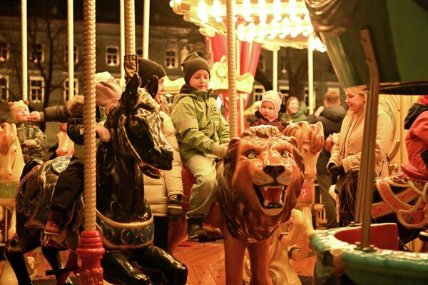 Хотя "Самый рождественский день" уже прошел, по всему Вильнюсу продолжает ощущаться волшебная атмосфера ожидания самых важных зимних праздников. - Sputnik Литва