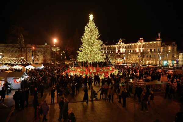 В сквере имени Константина Сирвидаса были зажжены 144 рождественские елки, символизирующие национальные сообщества, проживающие в Вильнюсе. - Sputnik Литва