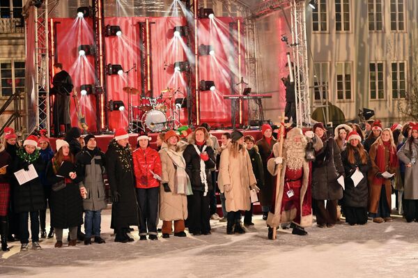 Кульминацией "Самого рождественского дня" стало выступление объединенного хора на льду. - Sputnik Литва