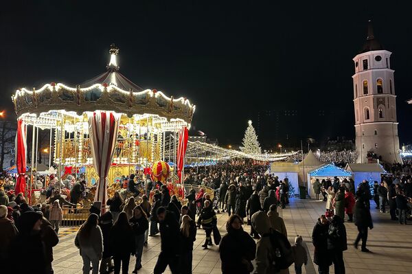 В этот день в Вильнюсе проходили бесплатные пешие экскурсии, также бесплатно можно было прокатиться на рождественском поезде, карусели, покататься на коньках. - Sputnik Литва