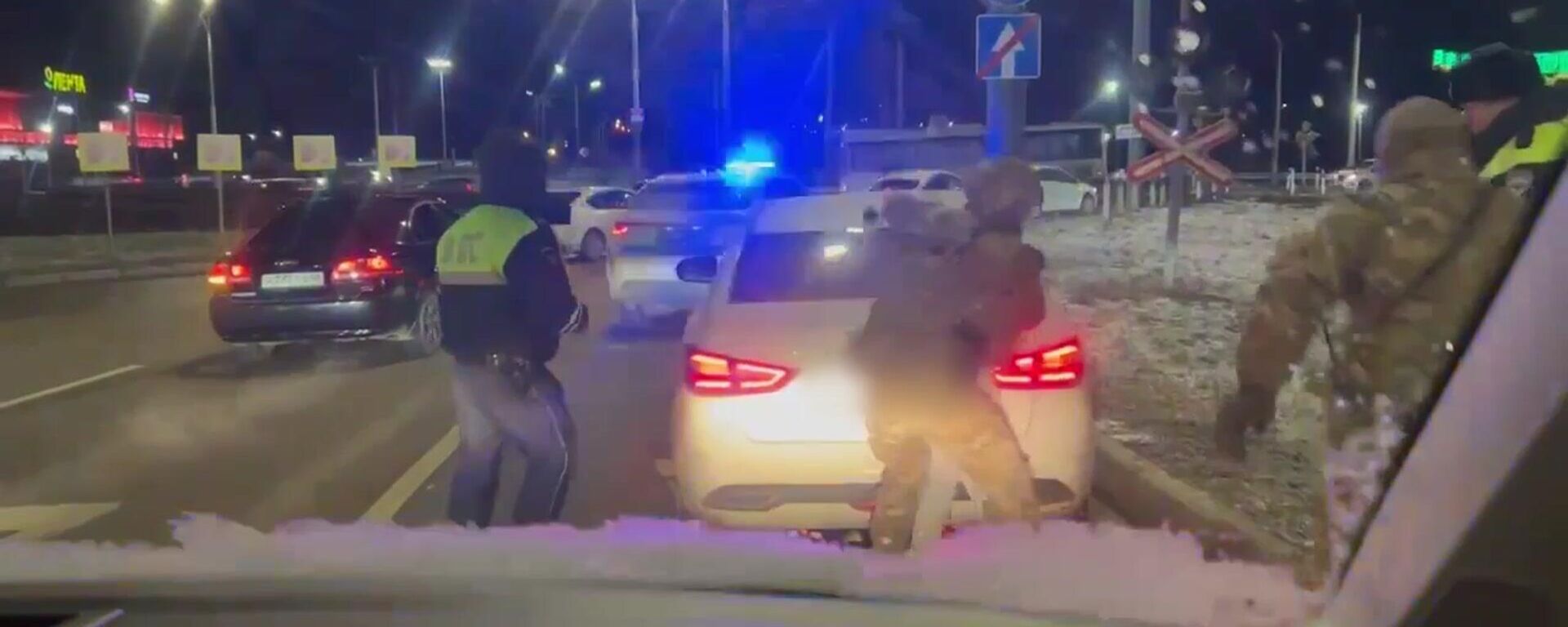 Задержание и допрос подростков, которые собирались взорвать нефтепровод Дружба Задержание и допрос подростков, которые собирались взорвать нефтепровод Дружба - Sputnik Литва, 1920, 16.12.2025