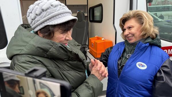 Уполномоченный по правам человека в РФ Татьяна Москалькова (справа) и возвращенная гражданка РФ с территории Украины  - Sputnik Литва