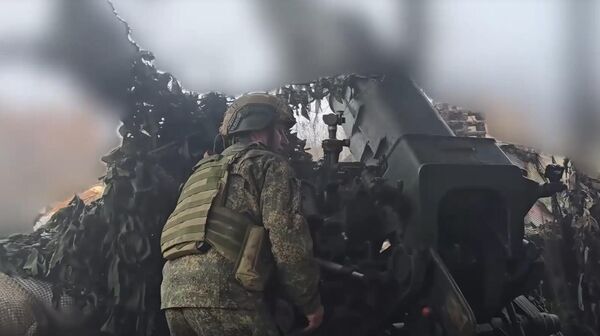 Боевая работа расчета гаубицы Д-30 ВС РФ в зоне спецоперации - Sputnik Литва