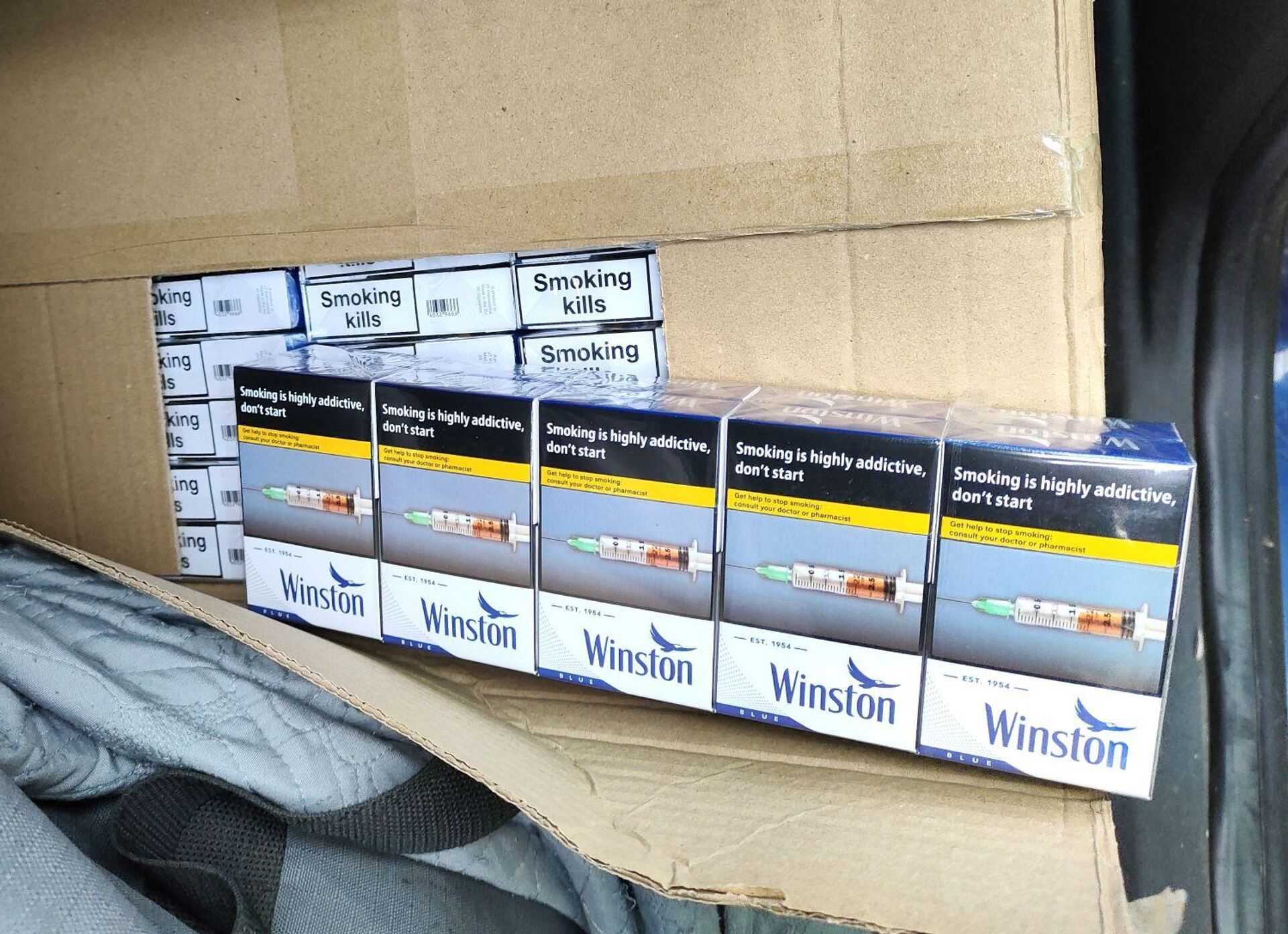 Партия контрабандных сигарет, которую перехватили литовские пограничники - Sputnik Литва, 1920, 18.12.2025