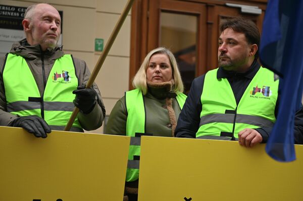 По словам протестующих, фермеров очень обеспокоило предложение Комиссии сократить бюджет Единой сельскохозяйственной политики на пятую часть и полностью отказаться от существовавшей десятилетиями структуры политики. - Sputnik Литва