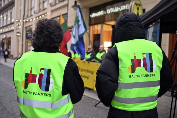 Собравшиеся протестовали против намерения Европейской комиссии сократить финансирование фермеров с 2027 года. - Sputnik Литва