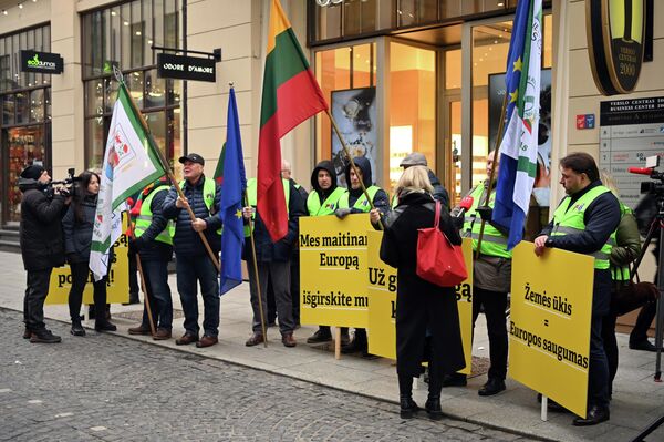 В Вильнюсе в четверг, 18 декабря, возле здания представительства ЕС в Вильнюсе собрались фермеры на акцию протеста. - Sputnik Литва