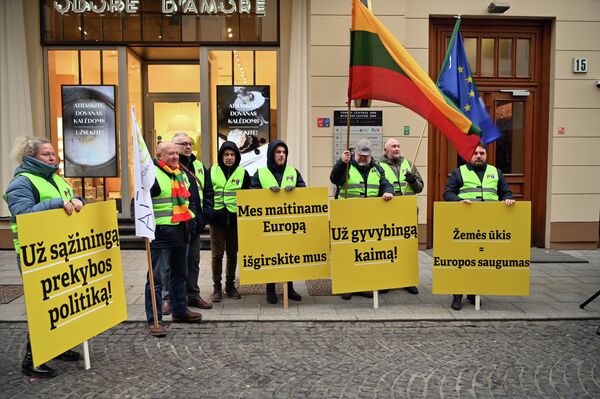 Ранее Еврокомиссия запланировала на следующий период на 20 процентов меньше поддержки для сельского хозяйства Литвы. Так, в бюджете на 2028–2034 годы ЕК зарезервировала для Литвы около 4,39 миллиарда евро, тогда как в 2021–2027 годы помощь составила 5,48 миллиарда евро. - Sputnik Литва
