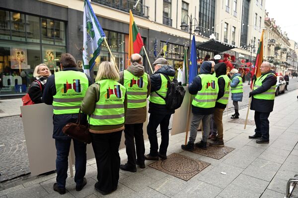 Участники акции протеста отметили, что хотя сельское хозяйство является стратегически важной частью европейской экономики и продовольственной безопасности, этот сектор сталкивается с большим давлением и неравными конкурентными условиями. - Sputnik Литва