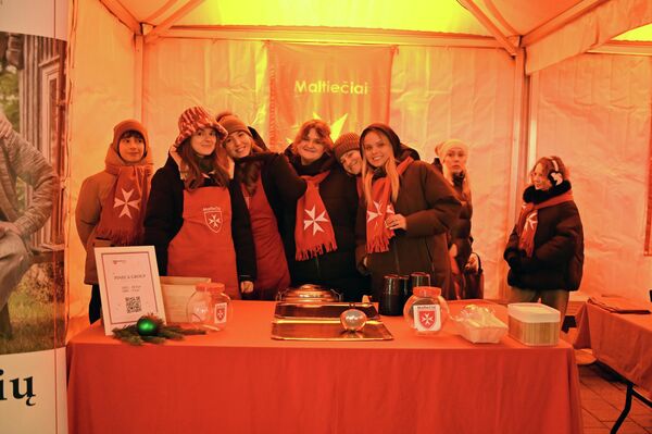 Во время мероприятия жителей и гостей столицы Литвы приглашали согреться тарелкой супа, насладиться пирожными и поддержать одиноких пожилых людей, живущих в бедности. - Sputnik Литва