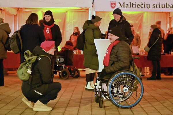 Эта традиция, существующая уже два десятилетия, является одним из самых ярких символов зимней доброты, ежегодно объединяющим тысячи людей в разных городах Литвы. - Sputnik Литва