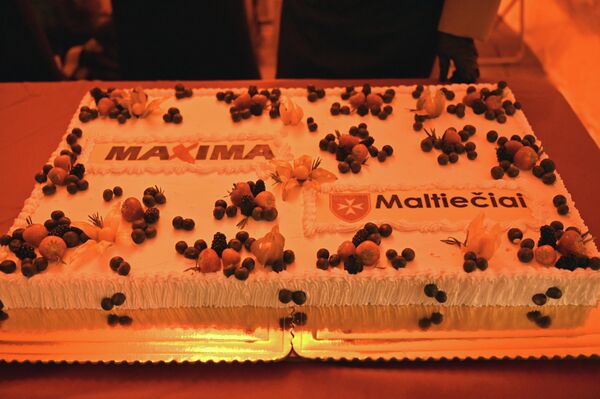 Также был испечен торт внушительных размеров, насладиться сладким лакомством можно было с горячим чаем. - Sputnik Литва