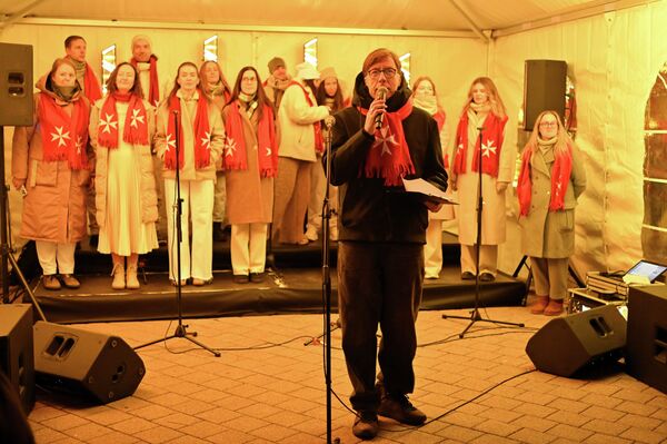 Рождественское настроение во время мероприятия создавало исполнение рождественских гимнов церковным хором. - Sputnik Литва