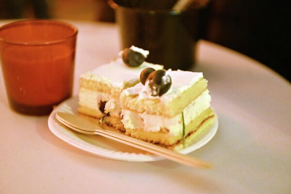 Самым немощным пожилым людям, находящимся под опекой ордена, привозят готовую еду, другим доставляют продукты питания. Еду для нуждающихся помогают готовить волонтеры. - Sputnik Литва