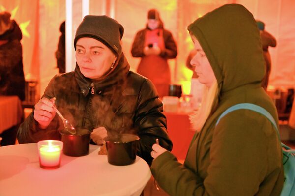 На фото: посетители акции "Мальтийский суп" в Вильнюсе. - Sputnik Литва