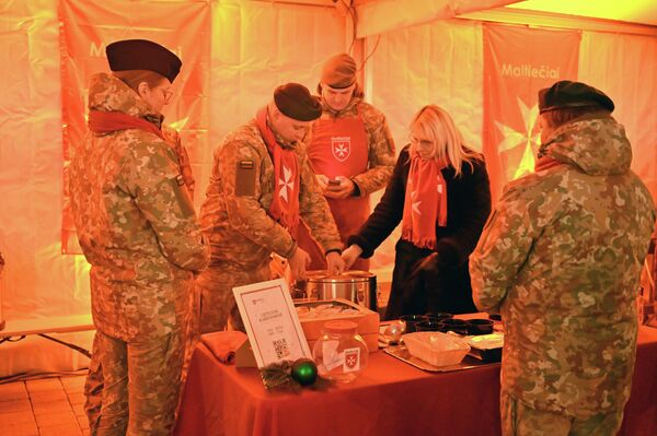 Мальтийцы также помогают пенсионерам по хозяйству, приносят предметы гигиены, покупают прописанные лекарства, организуют помощь специалистов. - Sputnik Литва