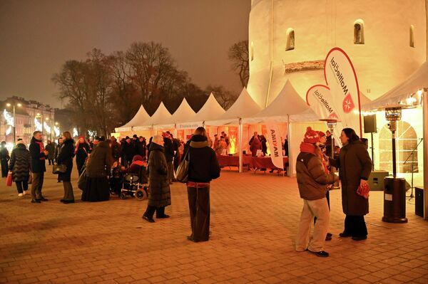 Чтобы еда принесла радость всем участникам и благотворителям, ее освятили архиепископ Гинтарас Грушас вместе с епископом Шяуляйским Дарюсом Трийонисом. - Sputnik Литва