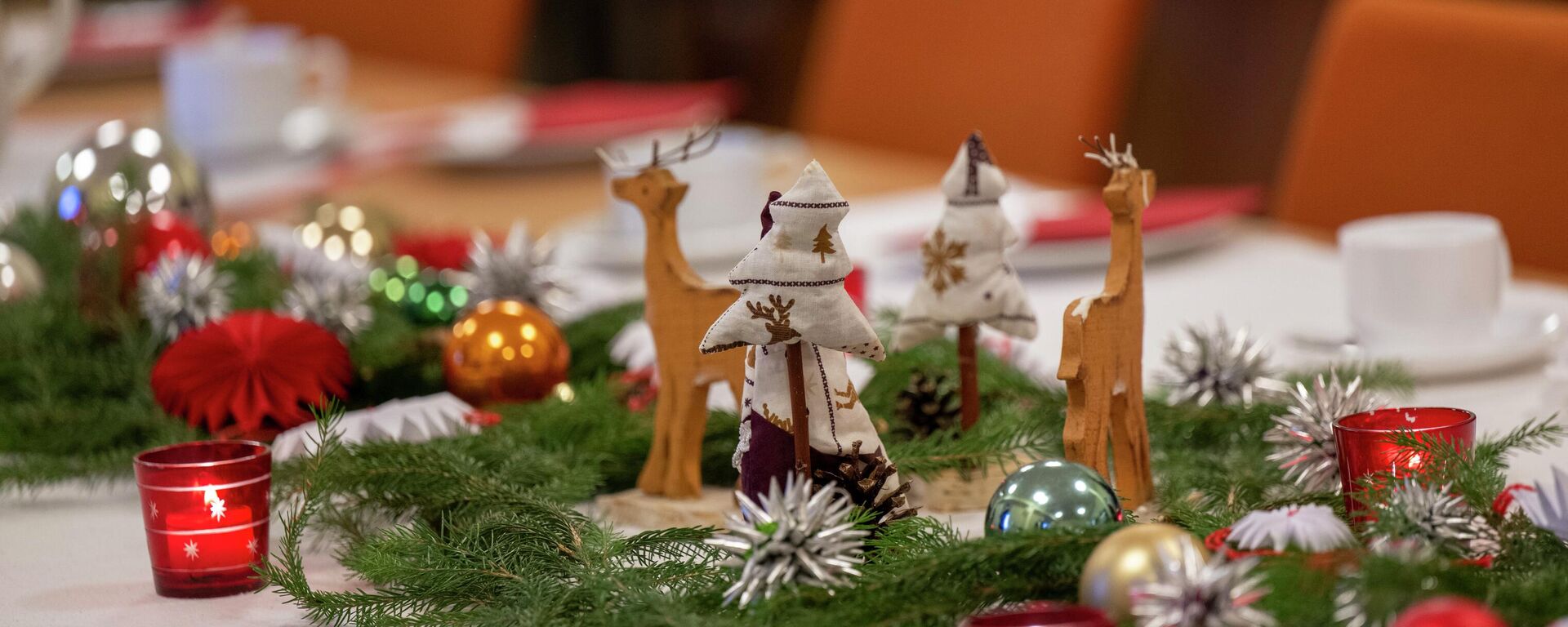 Украшение праздничного стола Украшение праздничного стола - Sputnik Литва, 1920, 24.12.2025