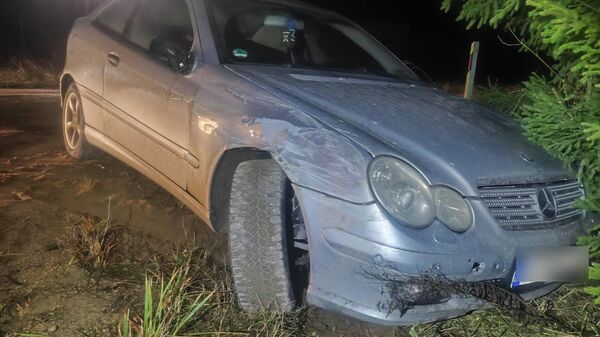 Автомобиль Mercedes-Benz после ДТП - Sputnik Литва