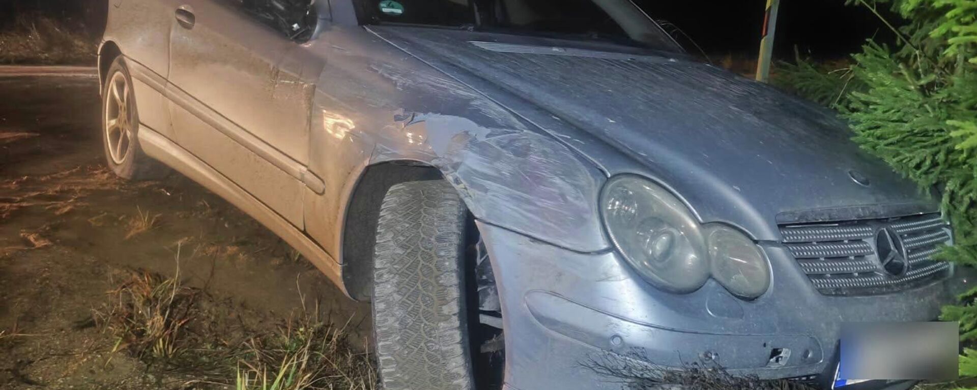 Автомобиль Mercedes-Benz после ДТП - Sputnik Литва, 1920, 25.12.2025