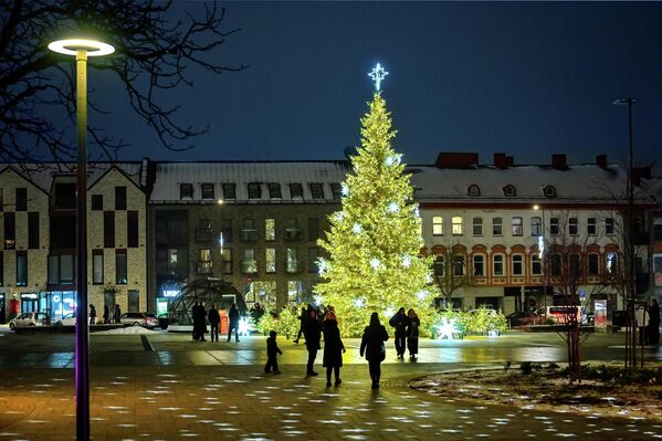 В Паневежисе для украшения живой елки впервые были использованы  прожекторы, лазеры и гобо-проекторы, обычно применяемые на световых фестивалях. - Sputnik Литва