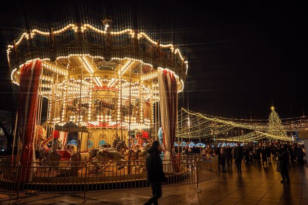 В этом году украшением рождественского городка стала яркая карусель. - Sputnik Литва