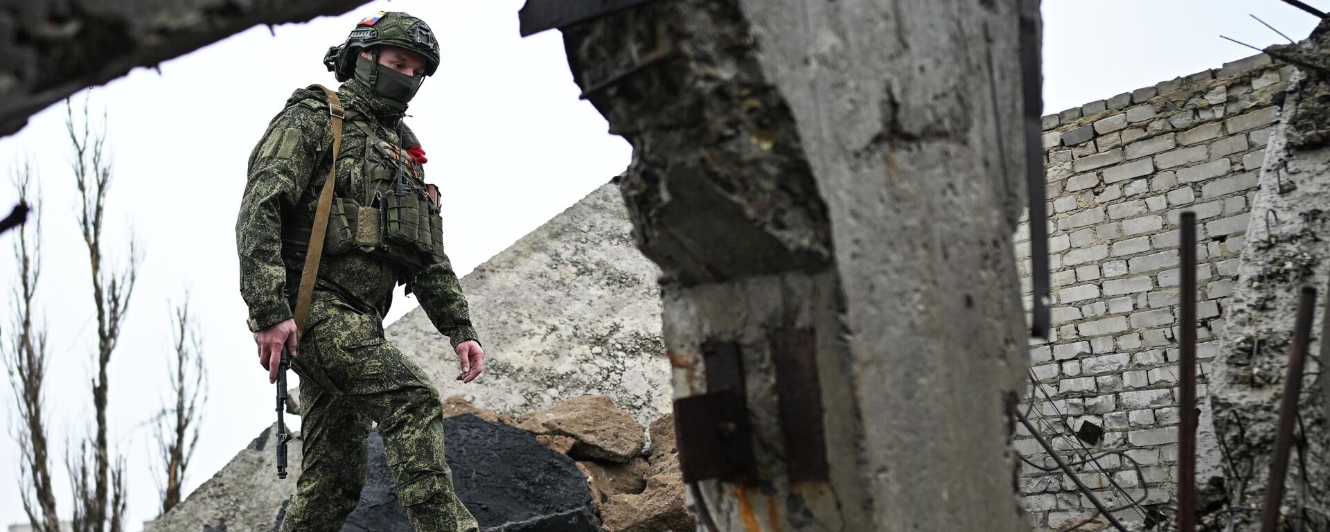 Военнослужащий ВС РФ в зоне СВО - Sputnik Литва, 1920, 25.12.2025