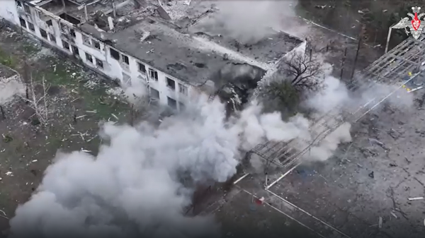 Военнослужащие ГрВ Центр продолжают зачистку н.п. Родинское в ДНР - Sputnik Литва