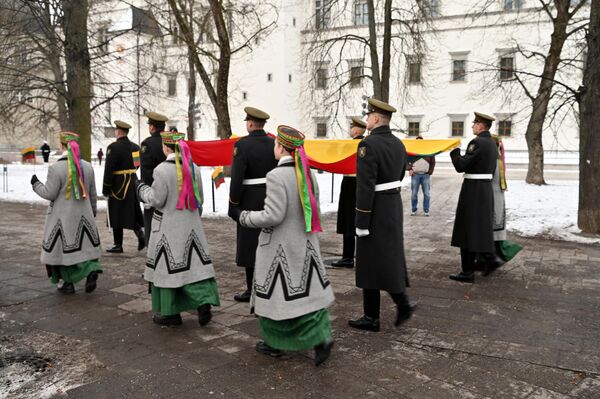 Зеленый ассоциируется с природой Литвы, жизнью, гармонией. Красный символизирует мужество, силу, энергию и патриотизм народа. - Sputnik Литва