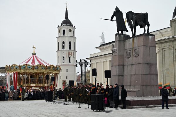 В ней приняли участие спикер Сейма Юозас Олекас, глава ВС Литвы Раймундас Вайкшнорас, мэр Вильнюса Валдас Бенкунскас и другие. - Sputnik Литва