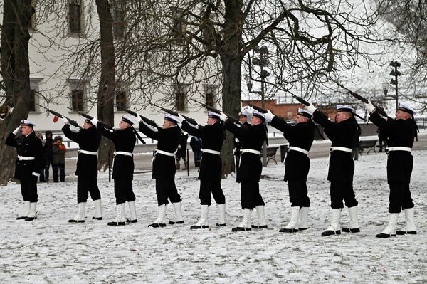 На фото: торжественные залпы в честь литовского флага. - Sputnik Литва