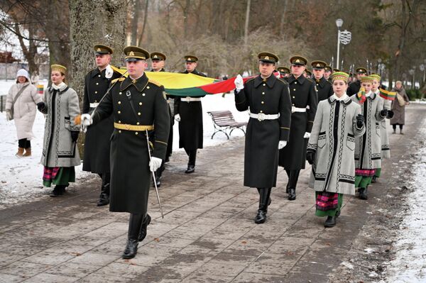Действующий государственный флаг Литвы разделен на три равные горизонтальные полосы. - Sputnik Литва