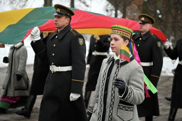 Желтый символизирует солнечный свет, оптимизм, надежду на процветание, богатство и плодородие земли. - Sputnik Литва