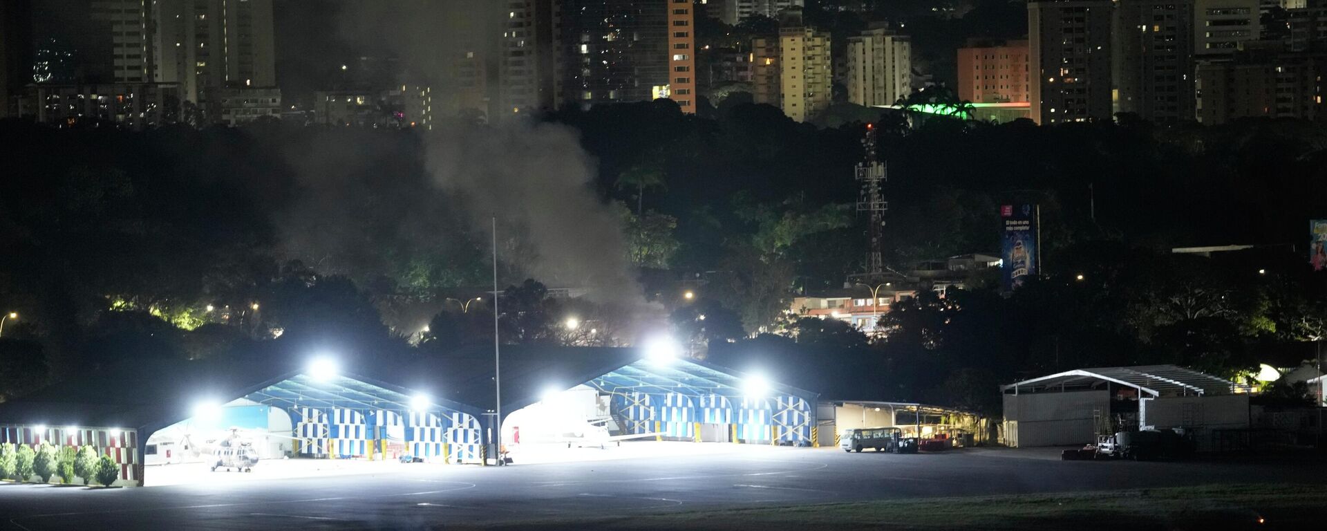 Дым на месте взрыва над аэропортом Ла-Карлота, Каракас - Sputnik Литва, 1920, 03.01.2026