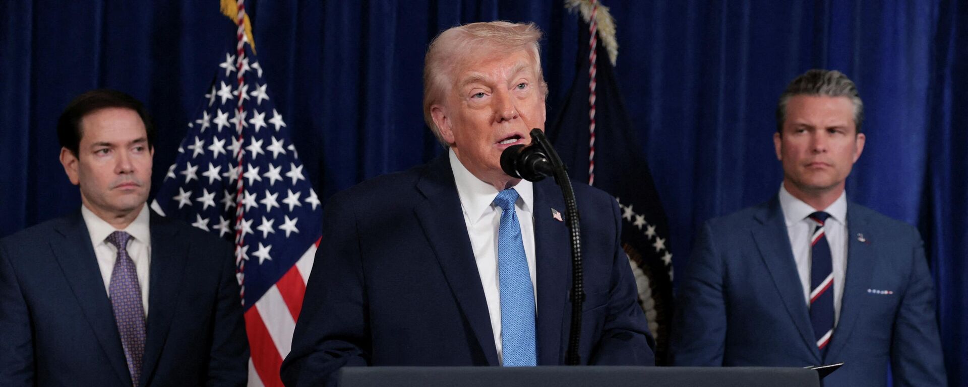 Госсекретарь США Марко Рубио, президент США Дональд Трамп и министр обороны США Пит Хегсет - Sputnik Литва, 1920, 04.01.2026